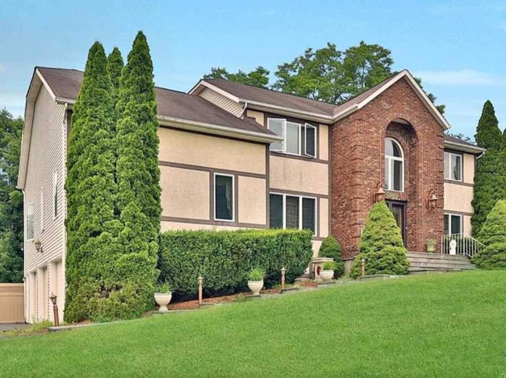 13 Mesa Place, Nanuet, NY 10954 - Photo 2 of 20