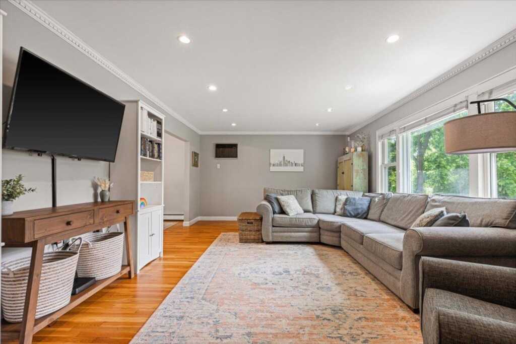 81 Sterling Avenue, White Plains, NY 10606 - Photo 4 of 29