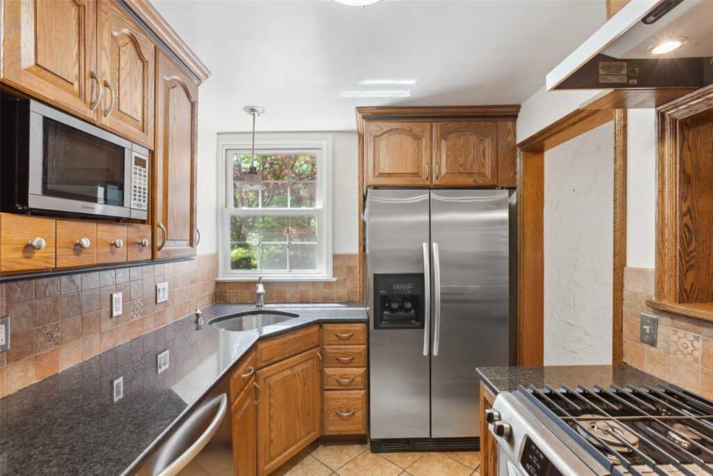 17 Wilmont Avenue, White Plains, NY 10605 - Photo 7 of 28