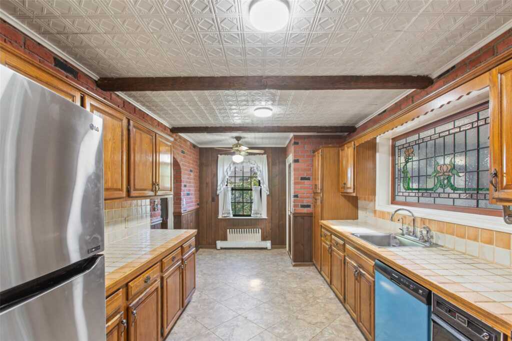 93 Petersville Road, New Rochelle, NY 10801 - Photo 10 of 34