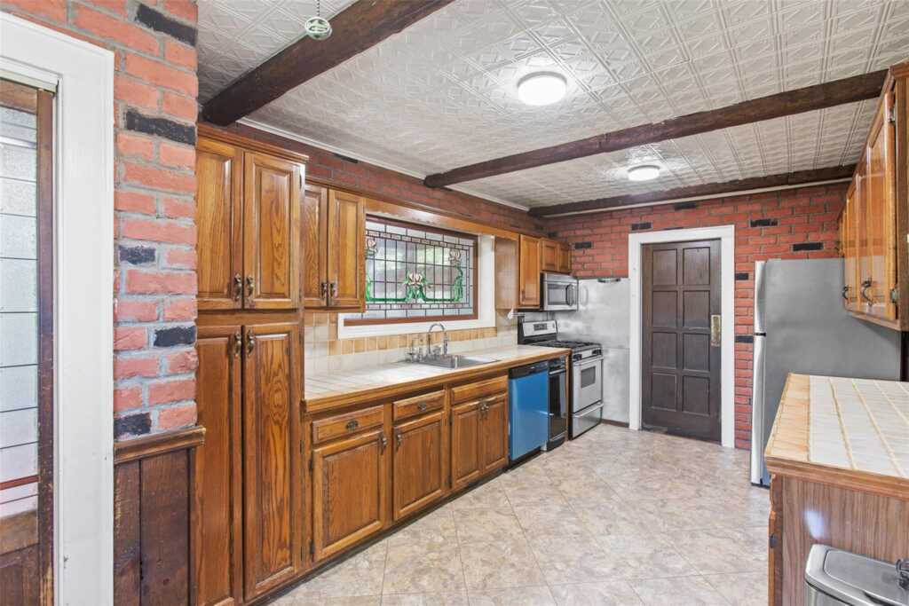 93 Petersville Road, New Rochelle, NY 10801 - Photo 11 of 34