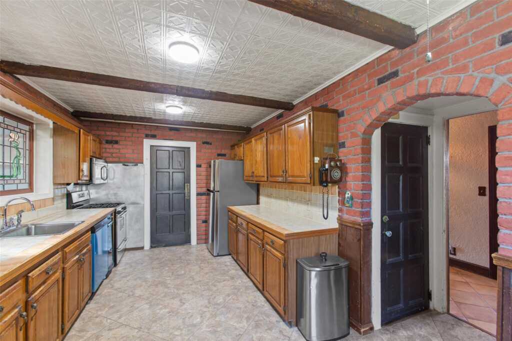 93 Petersville Road, New Rochelle, NY 10801 - Photo 12 of 34