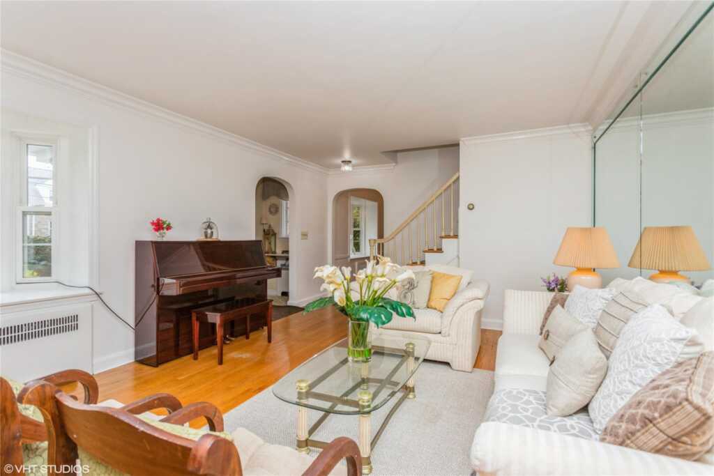 57 Seneca Avenue, White Plains, NY 10603 - Photo 8 of 38