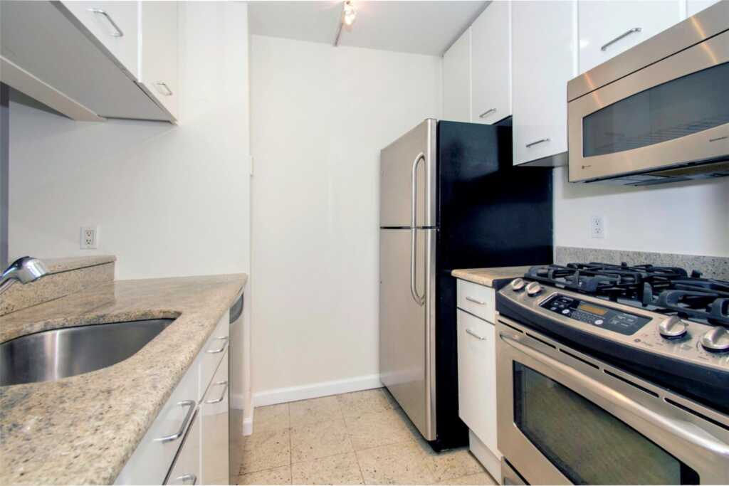 4 Martine Avenue, Unit #914, White Plains, NY 10601 - Photo 10 of 28