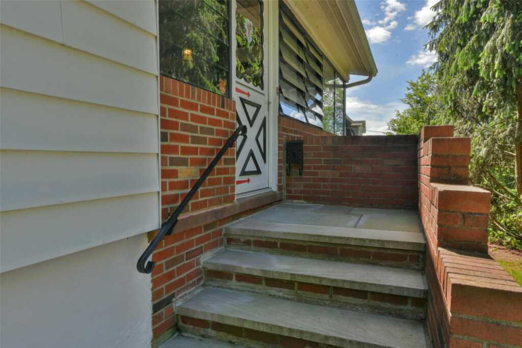210 Rockland Road, Pearl River, NY 10965 - Photo 2 of 32