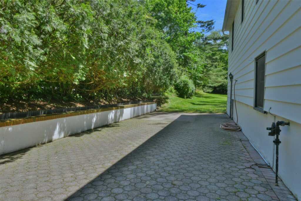 210 Rockland Road, Pearl River, NY 10965 - Photo 4 of 32