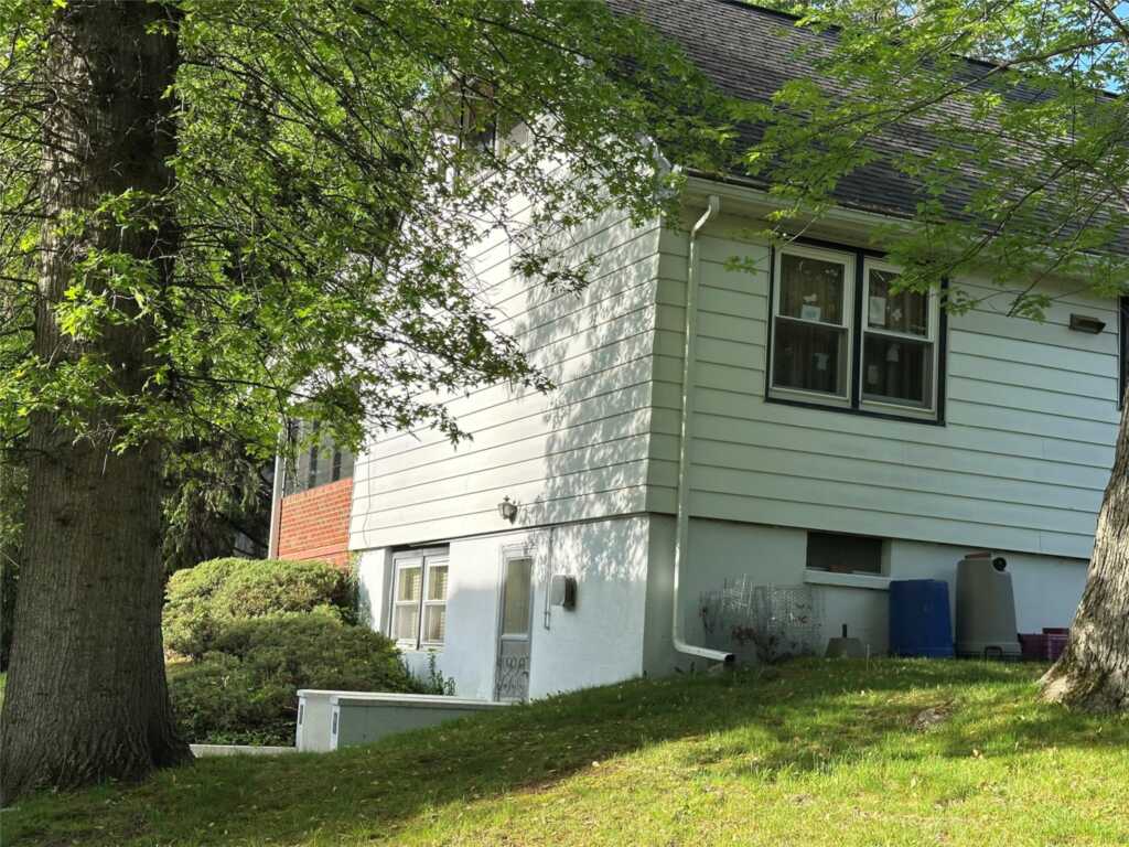 210 Rockland Road, Pearl River, NY 10965 - Photo 5 of 32