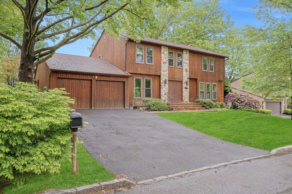 16 Quincy Lane, White Plains, NY 10605