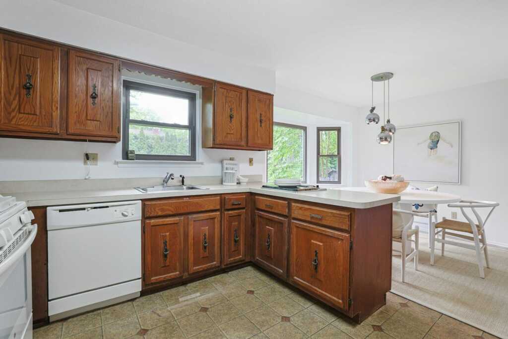 16 Quincy Lane, White Plains, NY 10605 - Photo 4 of 32
