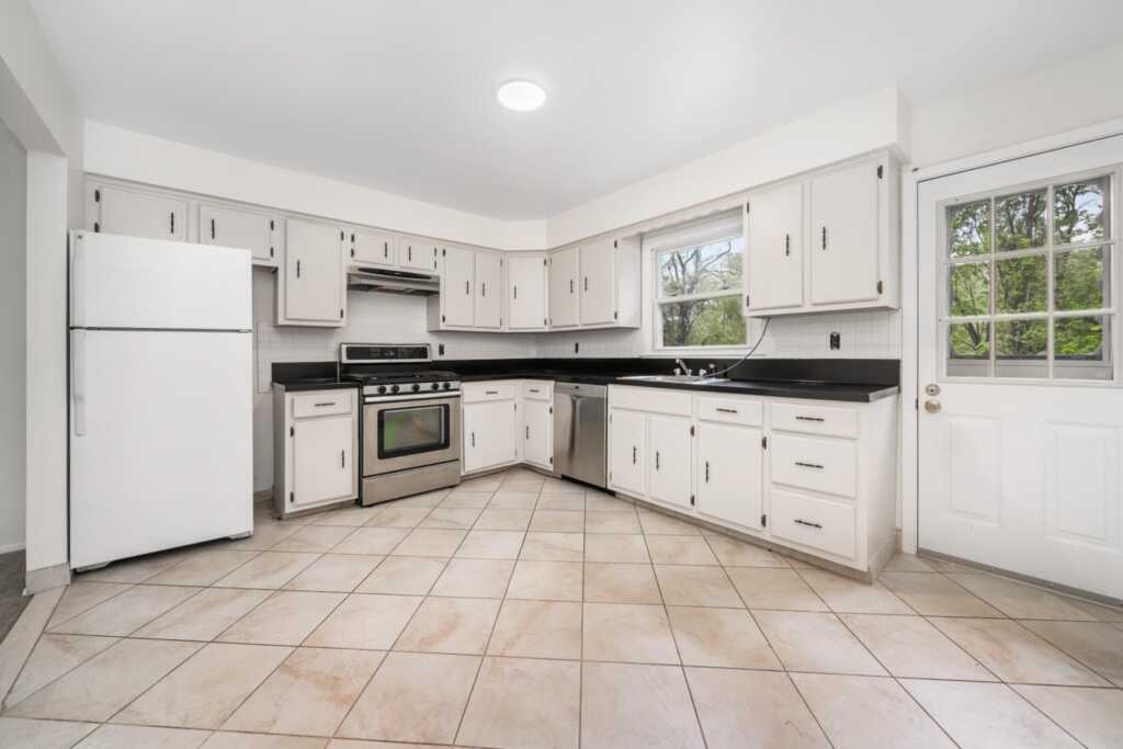 14 Monroe Drive, White Plains, NY 10605 - Photo 10 of 30