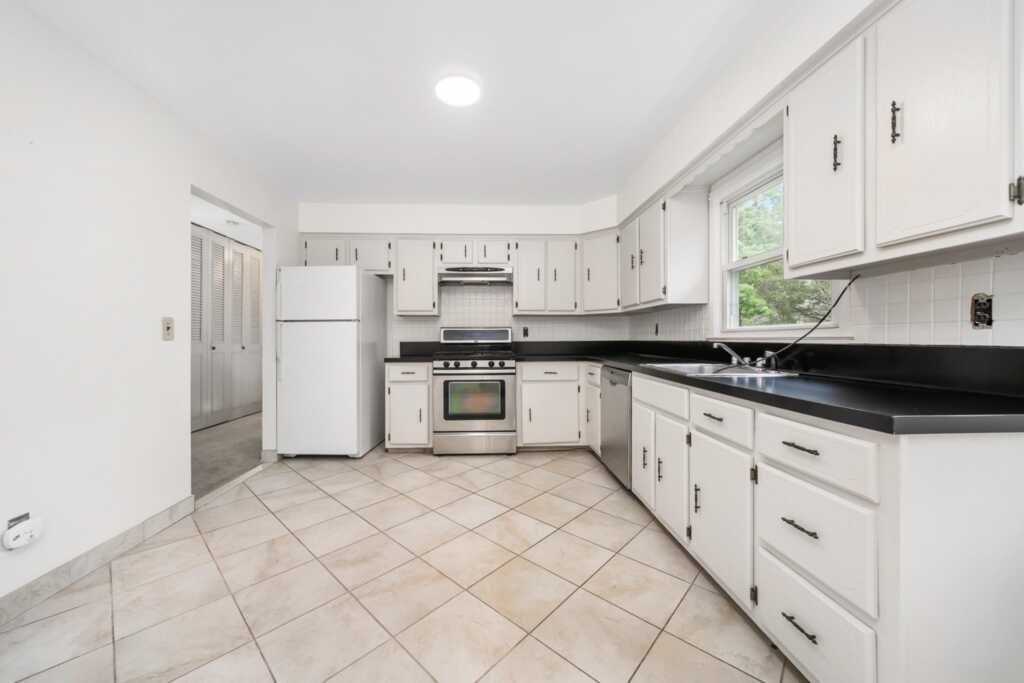 14 Monroe Drive, White Plains, NY 10605 - Photo 11 of 30