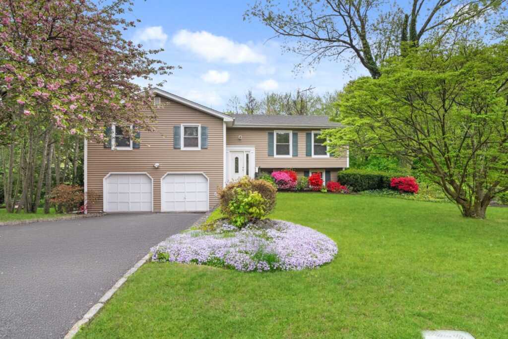 14 Monroe Drive, White Plains, NY 10605 - Photo 2 of 30