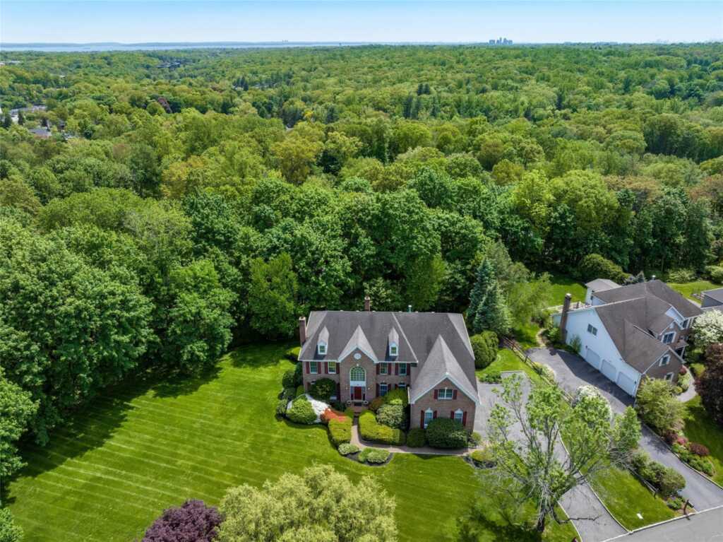 8 Paddock Road, White Plains, NY 10605 - Photo 2 of 32