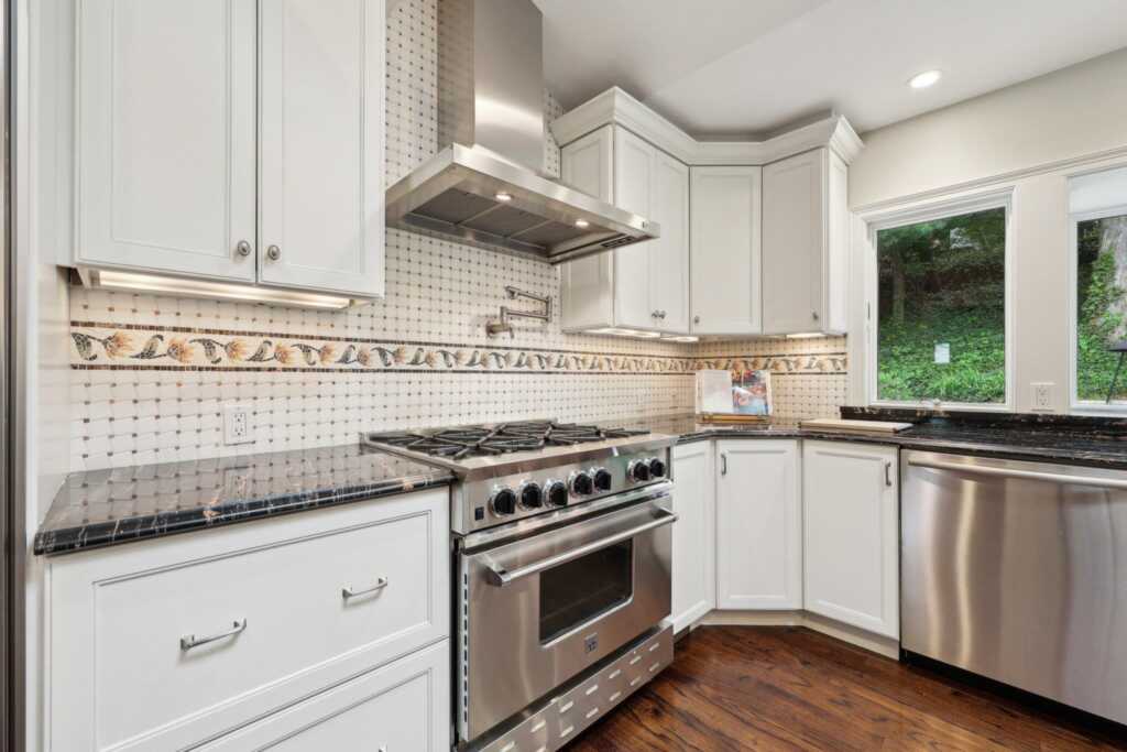 56 Rolling Way, New Rochelle, NY 10804 - Photo 11 of 47
