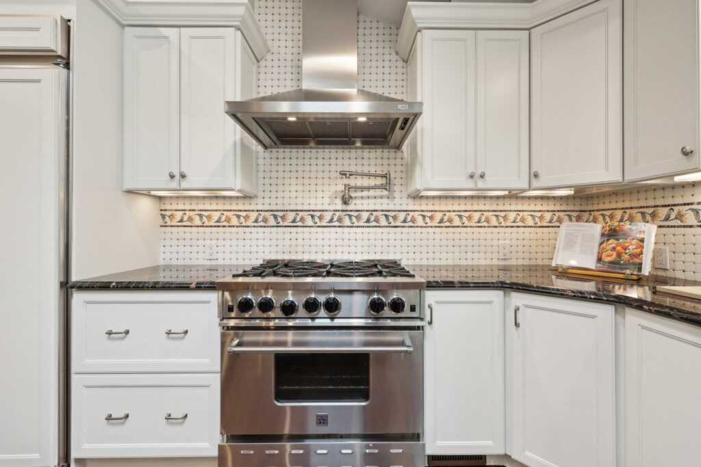 56 Rolling Way, New Rochelle, NY 10804 - Photo 13 of 47