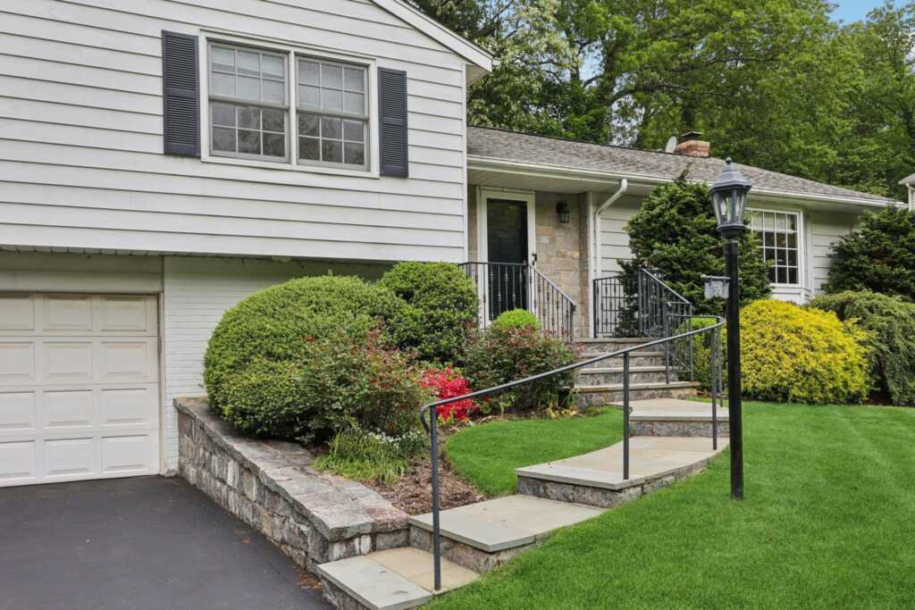 56 Rolling Way, New Rochelle, NY 10804 - Photo 2 of 47