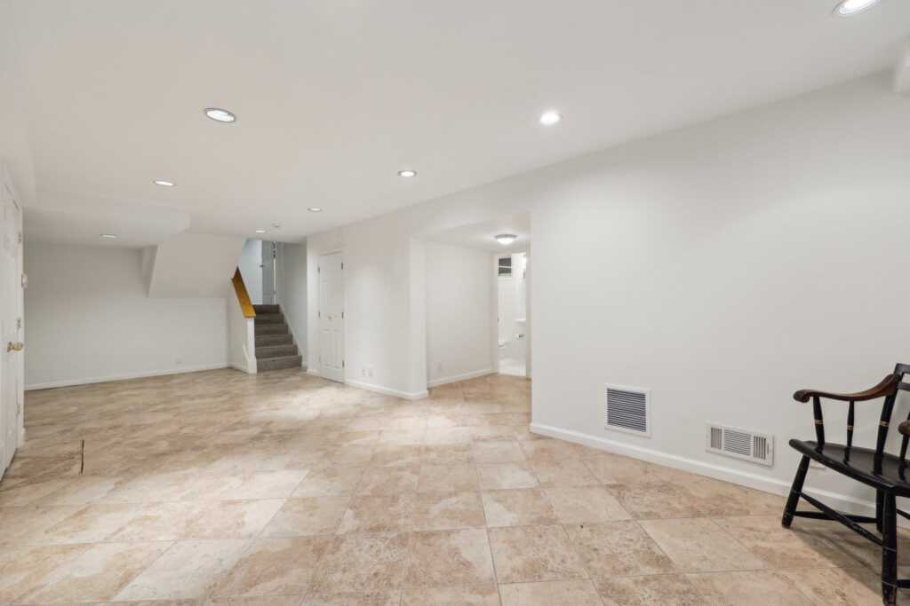 56 Rolling Way, New Rochelle, NY 10804 - Photo 35 of 47