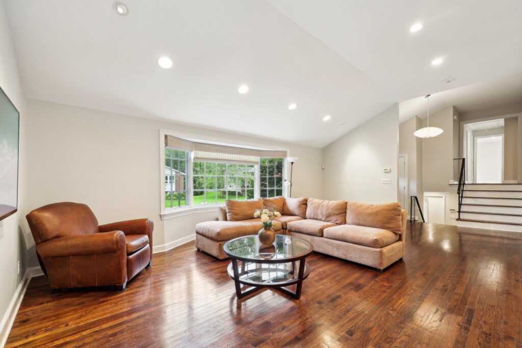 56 Rolling Way, New Rochelle, NY 10804 - Photo 4 of 47