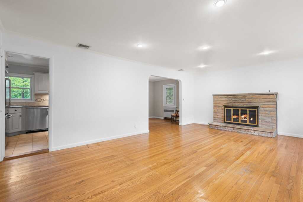 269 Woodlands Avenue, White Plains, NY 10607 - Photo 4 of 34