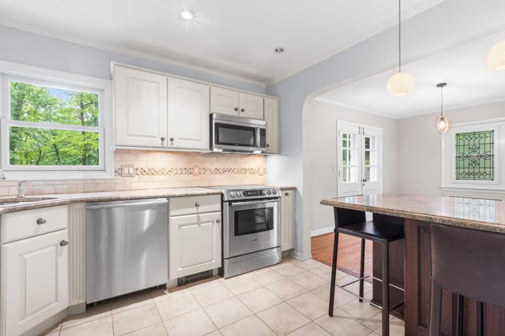 269 Woodlands Avenue, White Plains, NY 10607 - Photo 9 of 34