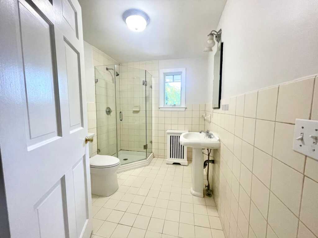240 Beechmont Drive, New Rochelle, NY 10804 - Photo 18 of 40