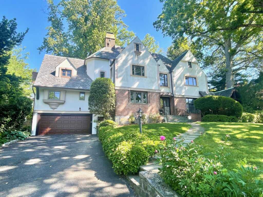 240 Beechmont Drive, New Rochelle, NY 10804 - Photo 2 of 40
