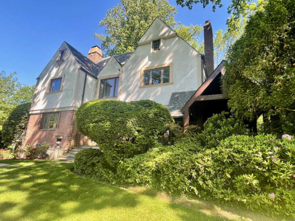 240 Beechmont Drive, New Rochelle, NY 10804 - Photo 3 of 40