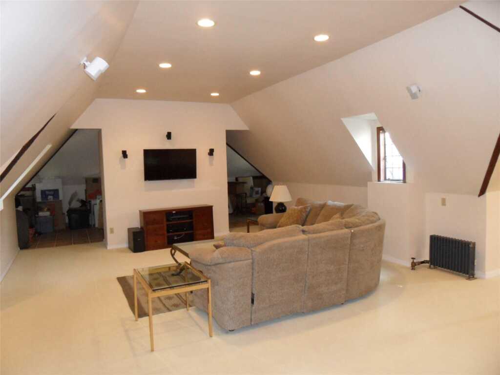 240 Beechmont Drive, New Rochelle, NY 10804 - Photo 36 of 40