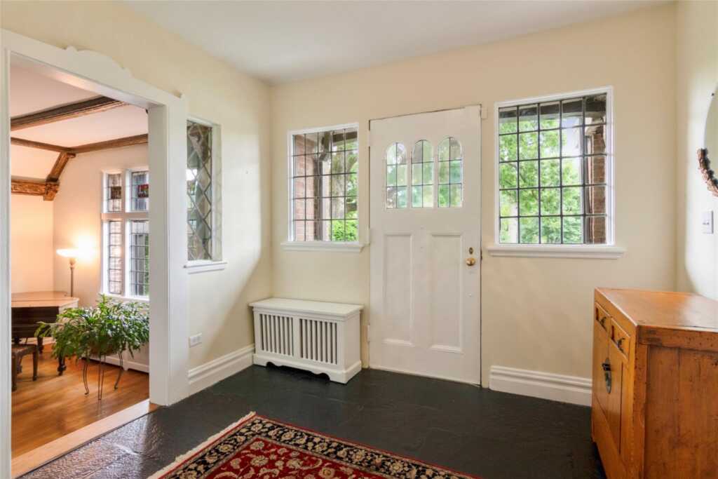 240 Beechmont Drive, New Rochelle, NY 10804 - Photo 4 of 40