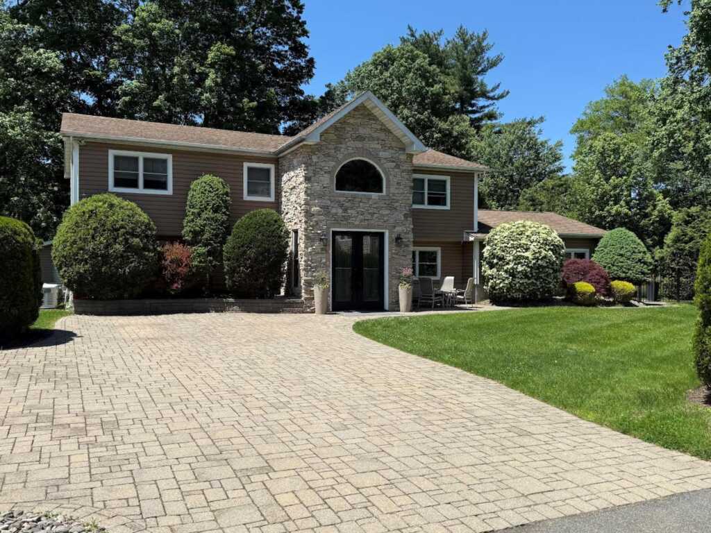 15 Spruce Court, Nanuet, NY 10954