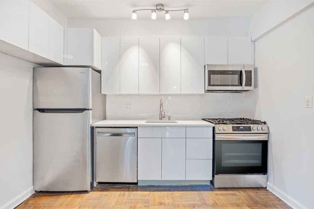 220 Pelham Road, Unit #1L, New Rochelle, NY 10805