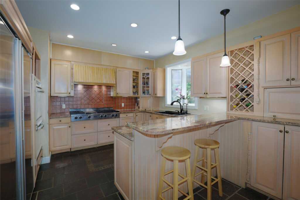 140 Montgomery Circle, New Rochelle, NY 10804 - Photo 10 of 30
