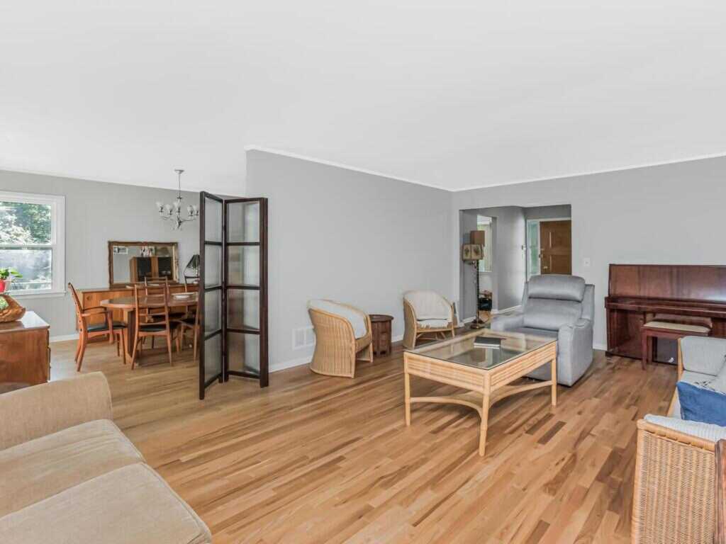 81 Winding Brook Road, New Rochelle, NY 10804 - Photo 13 of 37