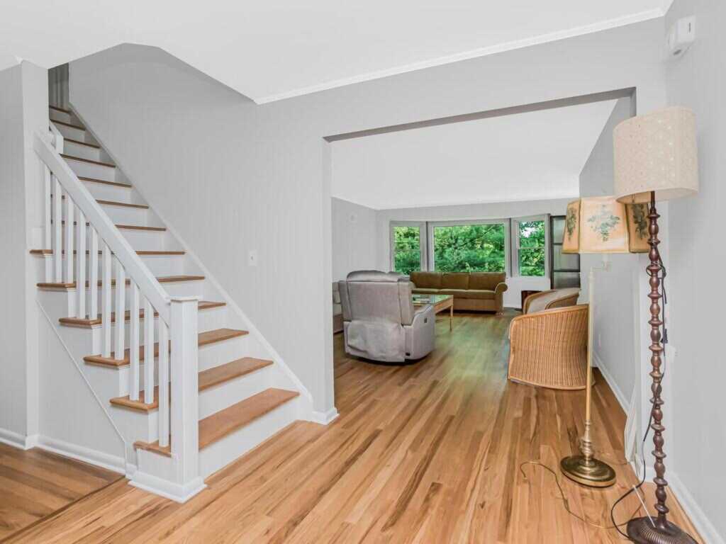 81 Winding Brook Road, New Rochelle, NY 10804 - Photo 4 of 37
