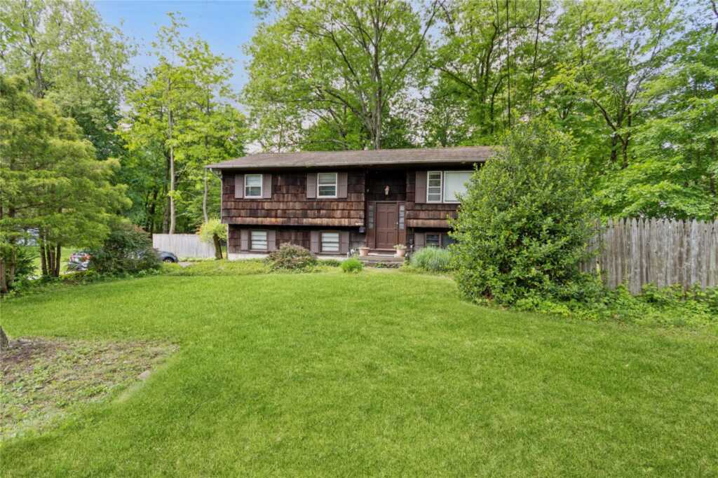 18 Norwood Place, Nanuet, NY 10954 - Photo 2 of 42