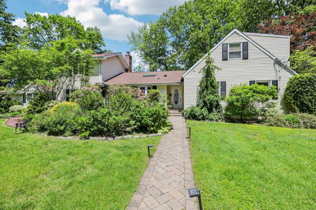 1 Meadowood Path, New Rochelle, NY 10804