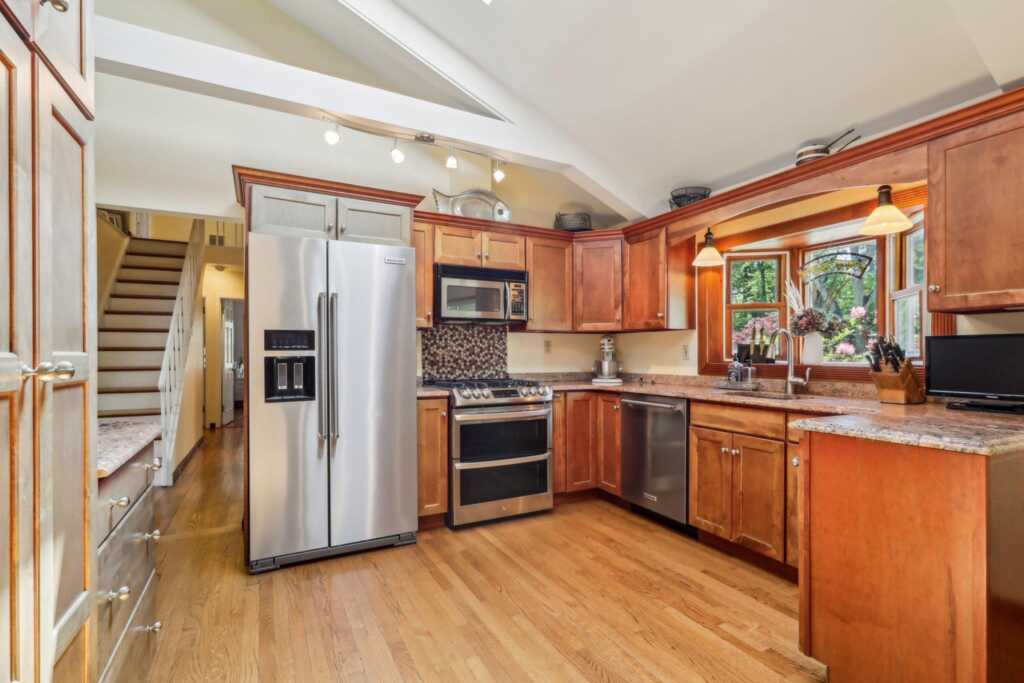 1 Meadowood Path, New Rochelle, NY 10804 - Photo 12 of 46
