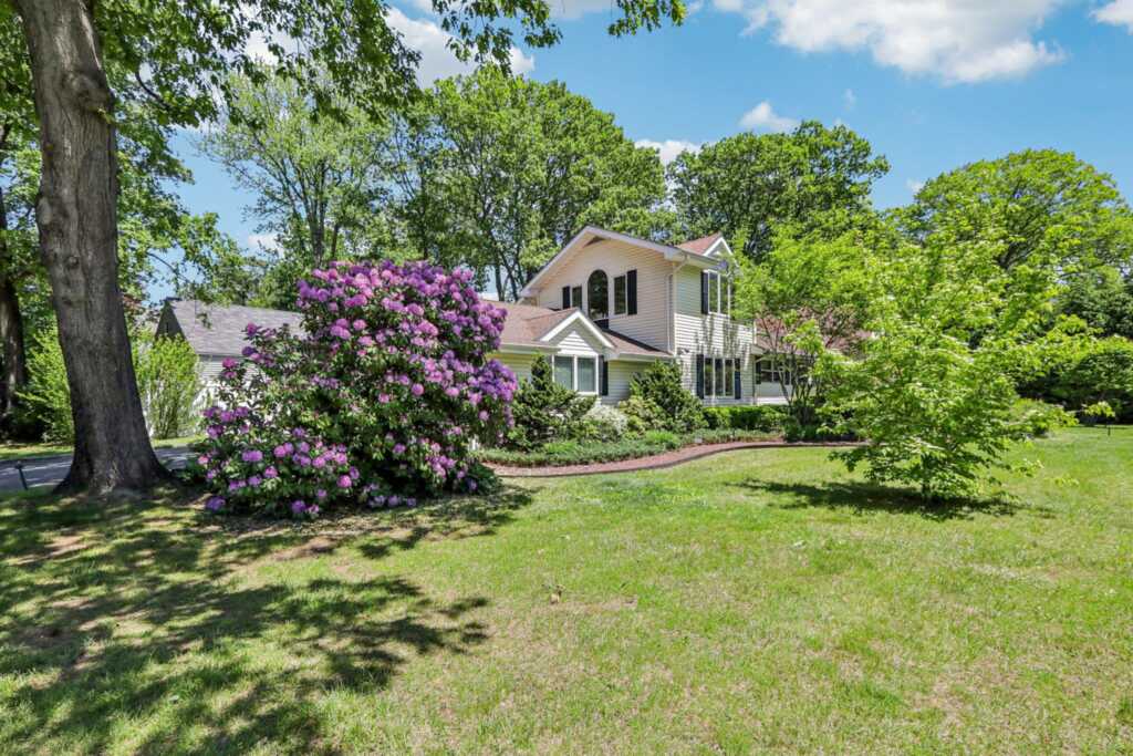 1 Meadowood Path, New Rochelle, NY 10804 - Photo 2 of 46