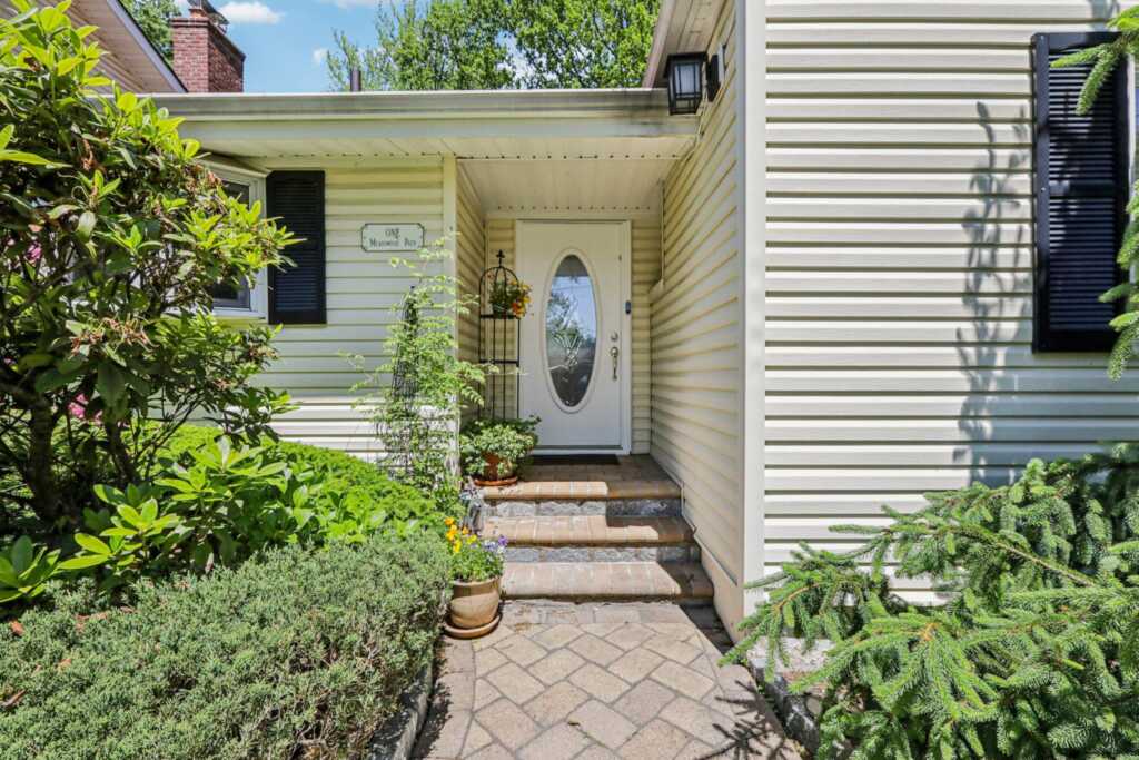 1 Meadowood Path, New Rochelle, NY 10804 - Photo 3 of 46