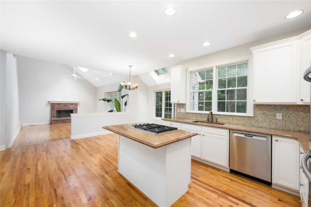 46 Mcguiness Lane, White Plains, NY 10605 - Photo 4 of 32
