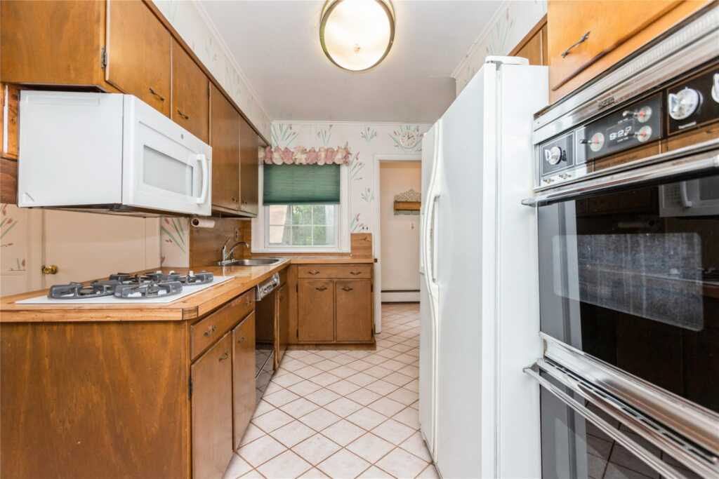 20 Harding Drive, New Rochelle, NY 10801 - Photo 11 of 33