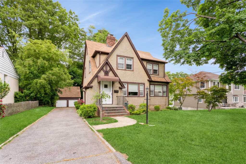 20 Harding Drive, New Rochelle, NY 10801 - Photo 2 of 33