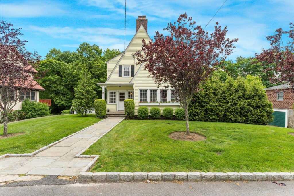 21 Chester Place, New Rochelle, NY 10801