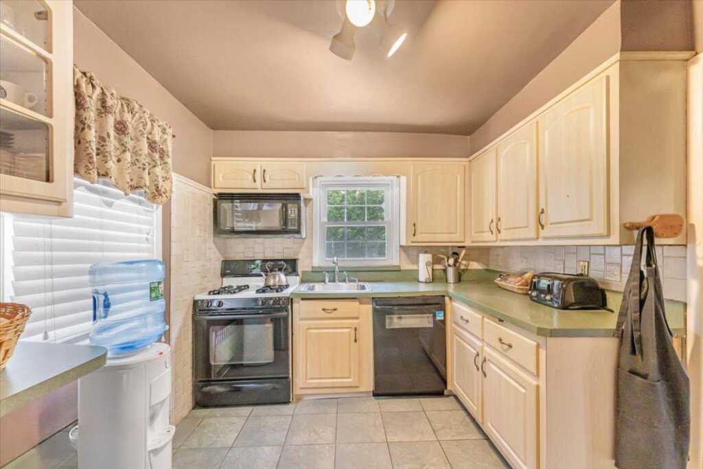 21 Chester Place, New Rochelle, NY 10801 - Photo 16 of 43