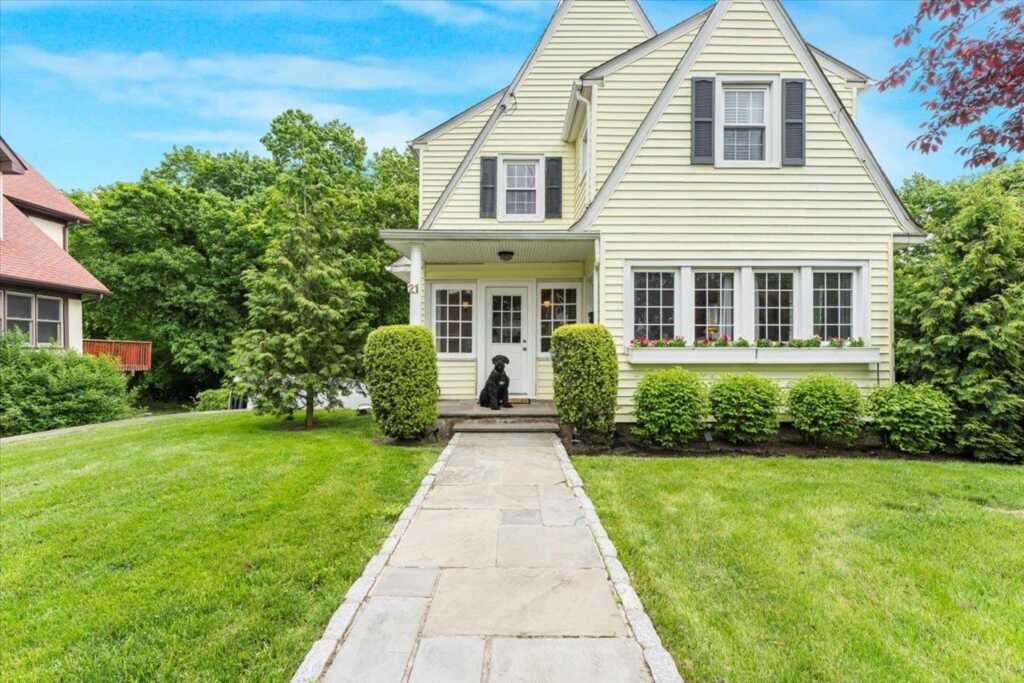 21 Chester Place, New Rochelle, NY 10801 - Photo 2 of 43