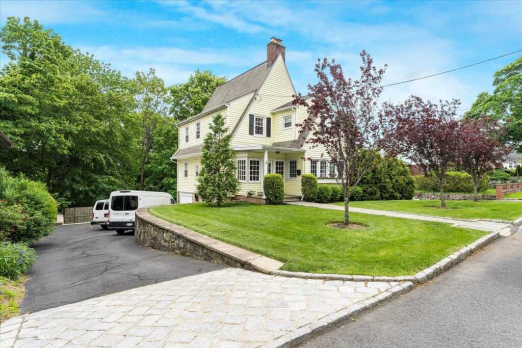 21 Chester Place, New Rochelle, NY 10801 - Photo 3 of 43