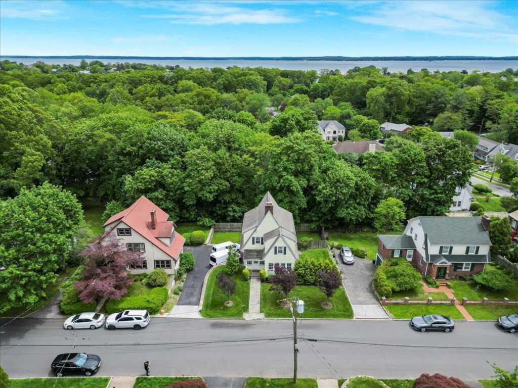21 Chester Place, New Rochelle, NY 10801 - Photo 4 of 43