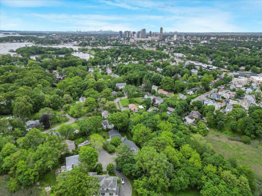 21 Chester Place, New Rochelle, NY 10801 - Photo 41 of 43