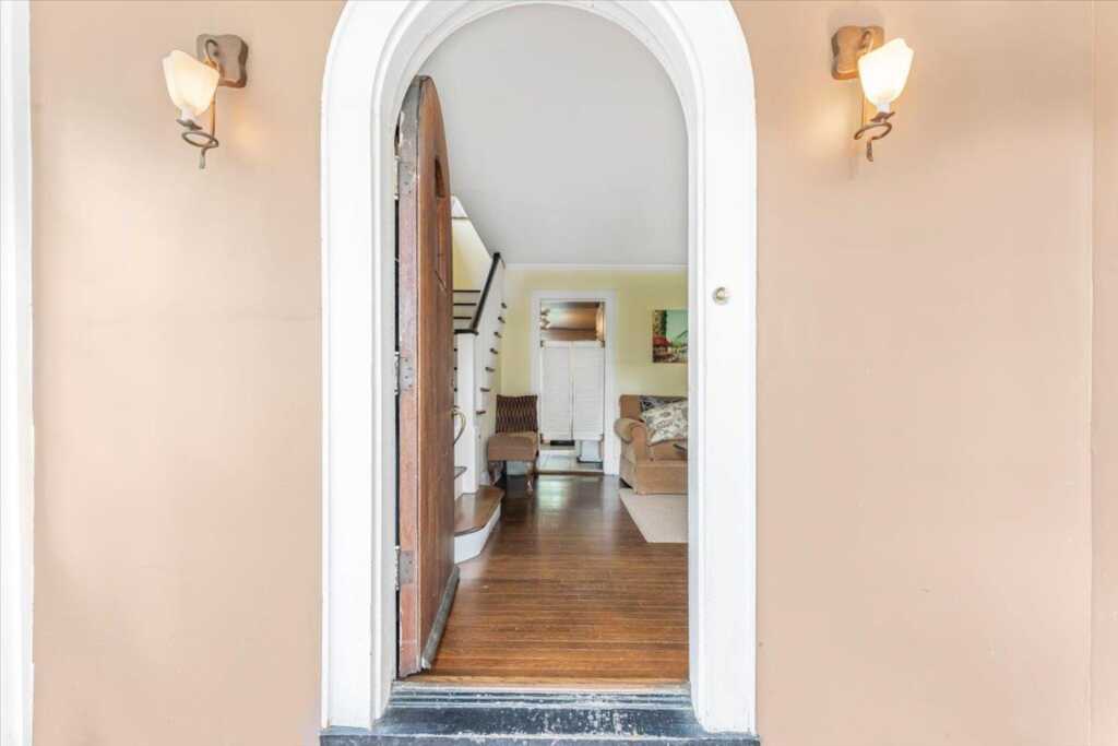 21 Chester Place, New Rochelle, NY 10801 - Photo 6 of 43