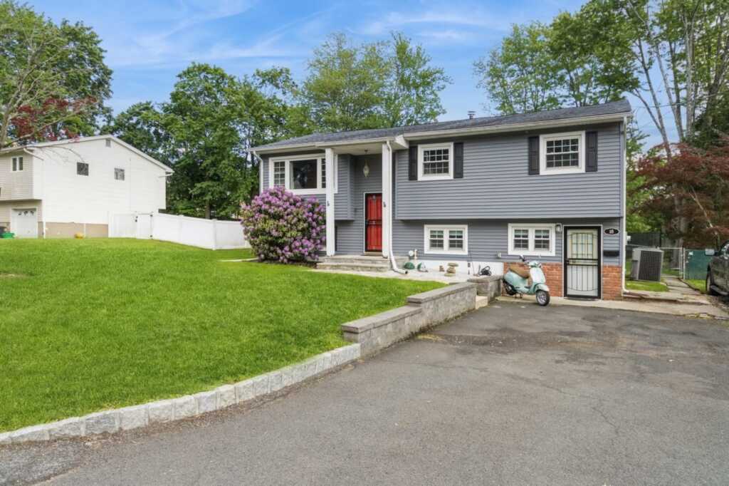 18 Lake Shore Drive, Nanuet, NY 10954 - Photo 2 of 34